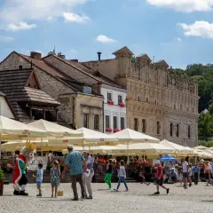 Gdzie dokładnie leży Kazimierz Dolny? Poznaj jego położenie i atrakcje