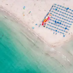  La Pelosa na Sardynii - sekretna plaża z białym piaskiem i krystalicznie czystą wodą