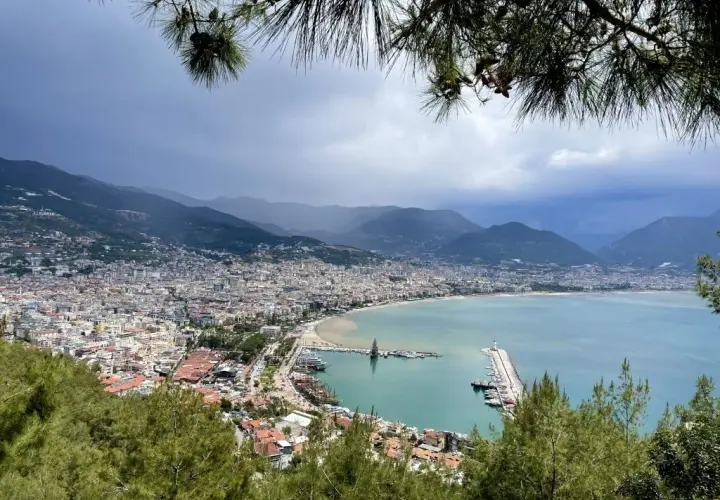 Alanya nad jakim morzem leży? Sprawdź, dlaczego warto tam pojechać!