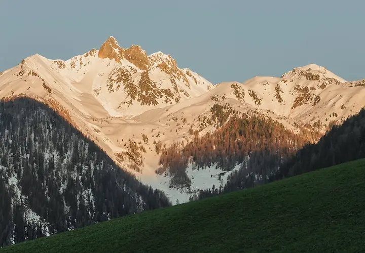  Wycieczka pociągiem panoramicznym po szwajcarskich Alpach - niezapomniane przeżycie!