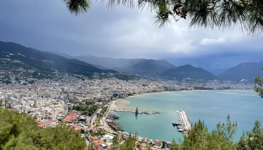 Alanya nad jakim morzem leży? Sprawdź, dlaczego warto tam pojechać!
