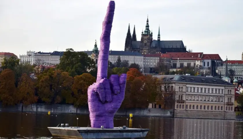 David Cerny i jego kontrowersyjne rzeźby w Pradze