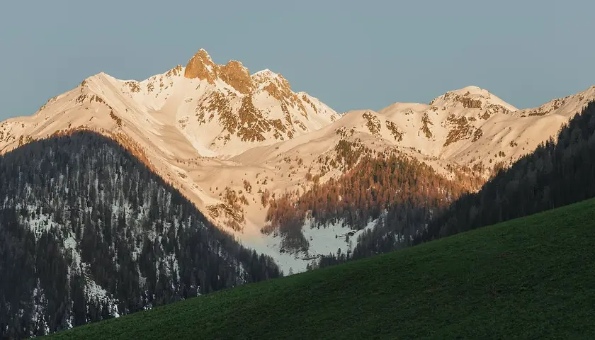  Wycieczka pociągiem panoramicznym po szwajcarskich Alpach - niezapomniane przeżycie!