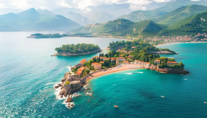 Najpiękniejsze plaże w Czarnogórze: TOP 5 plaż do odwiedzenia