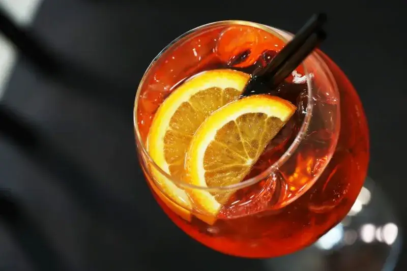 Zdjęcie  Jak pić aperol? Z czym łączyć ten włoski likier, by mieć idealny smak?